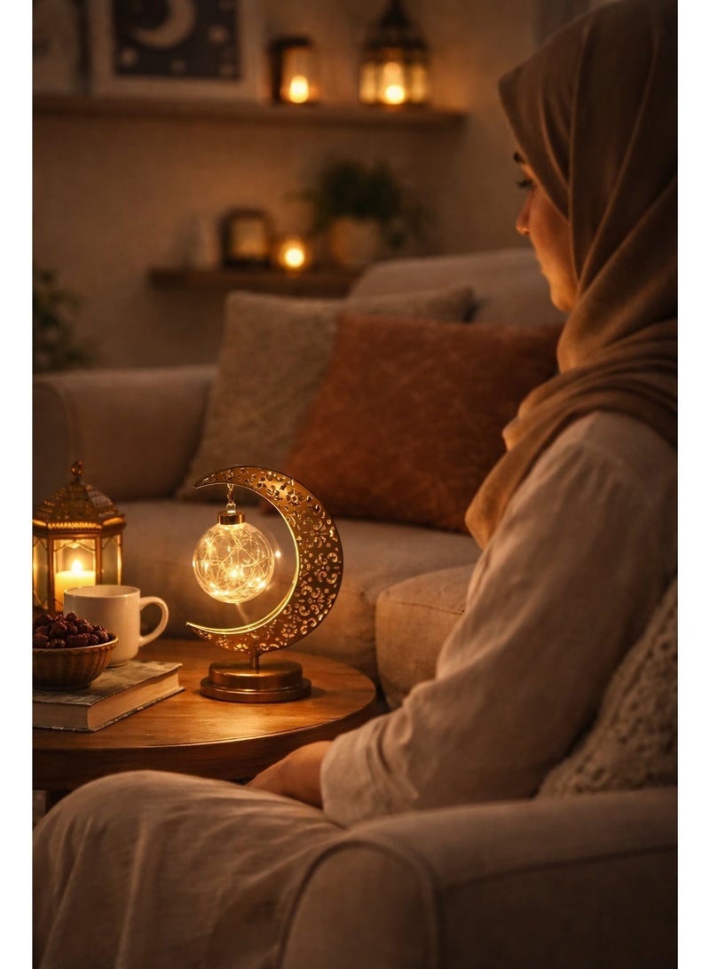 أولودينيز  مصباح هلال رمضان مجوف بإضاءة LED مع قاعدة كروية – مصباح طاولة ديكوري بطابع إسلامي، إضاءة بيضاء دافئة 3500 كلفن، مصنوع من سبائك الألمنيوم، يعمل بالبطارية. - Image 4